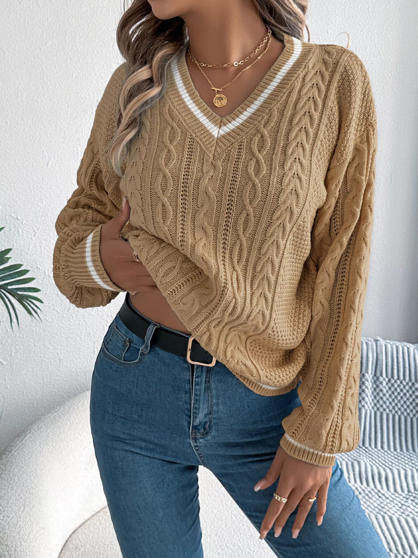 Elegant cable knit long sleeve sweater front look