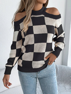 Stylish checkered sweater with cold shoulder detail front look