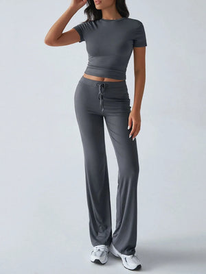 Front relaxed styling of round neck short sleeve top and pants set