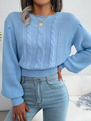 Front styling of cable knit cropped sweater
