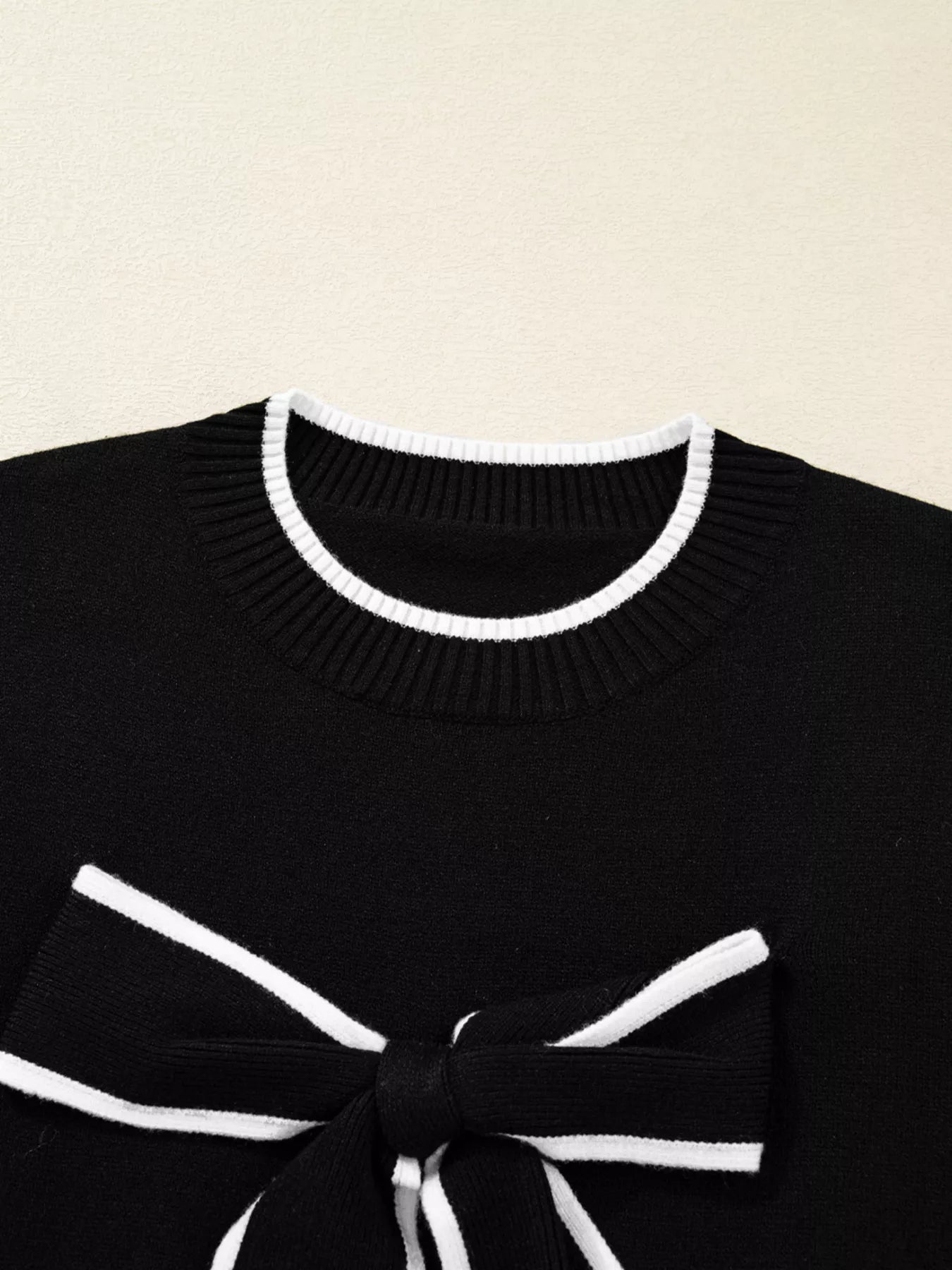Contrast trim knit of cropped holiday sweater
