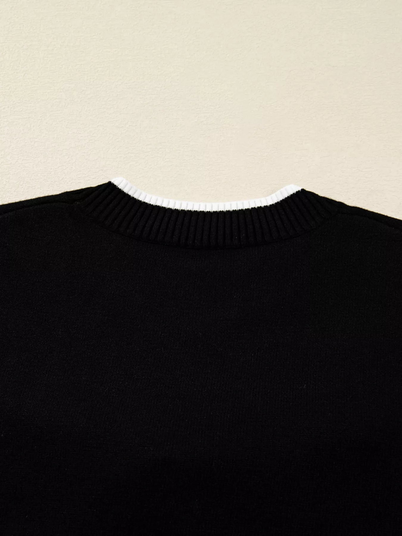 Contrast trim knit of cropped holiday sweater