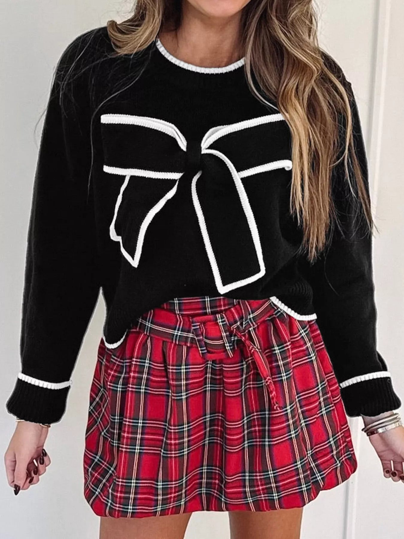 Front style of contrast trim cropped holiday sweater