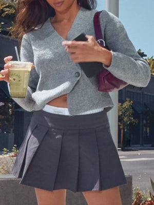 Cropped button-up cardigan with V-neck front look
