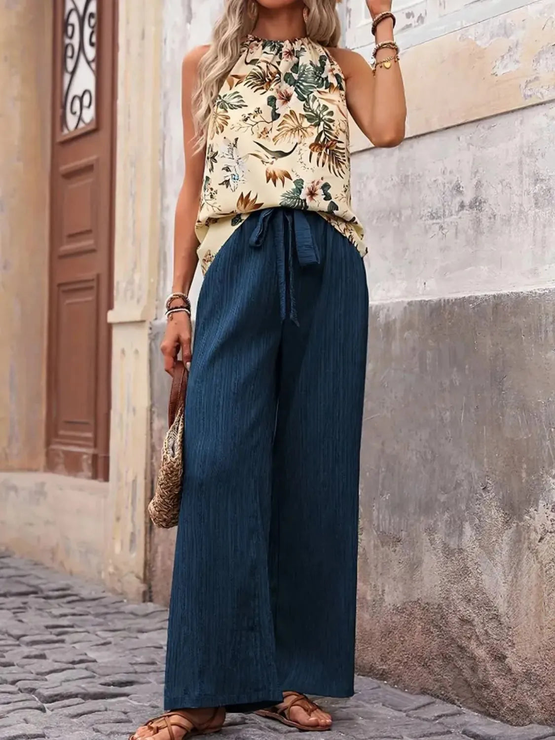 Casual printed sleeveless top and pants set front view