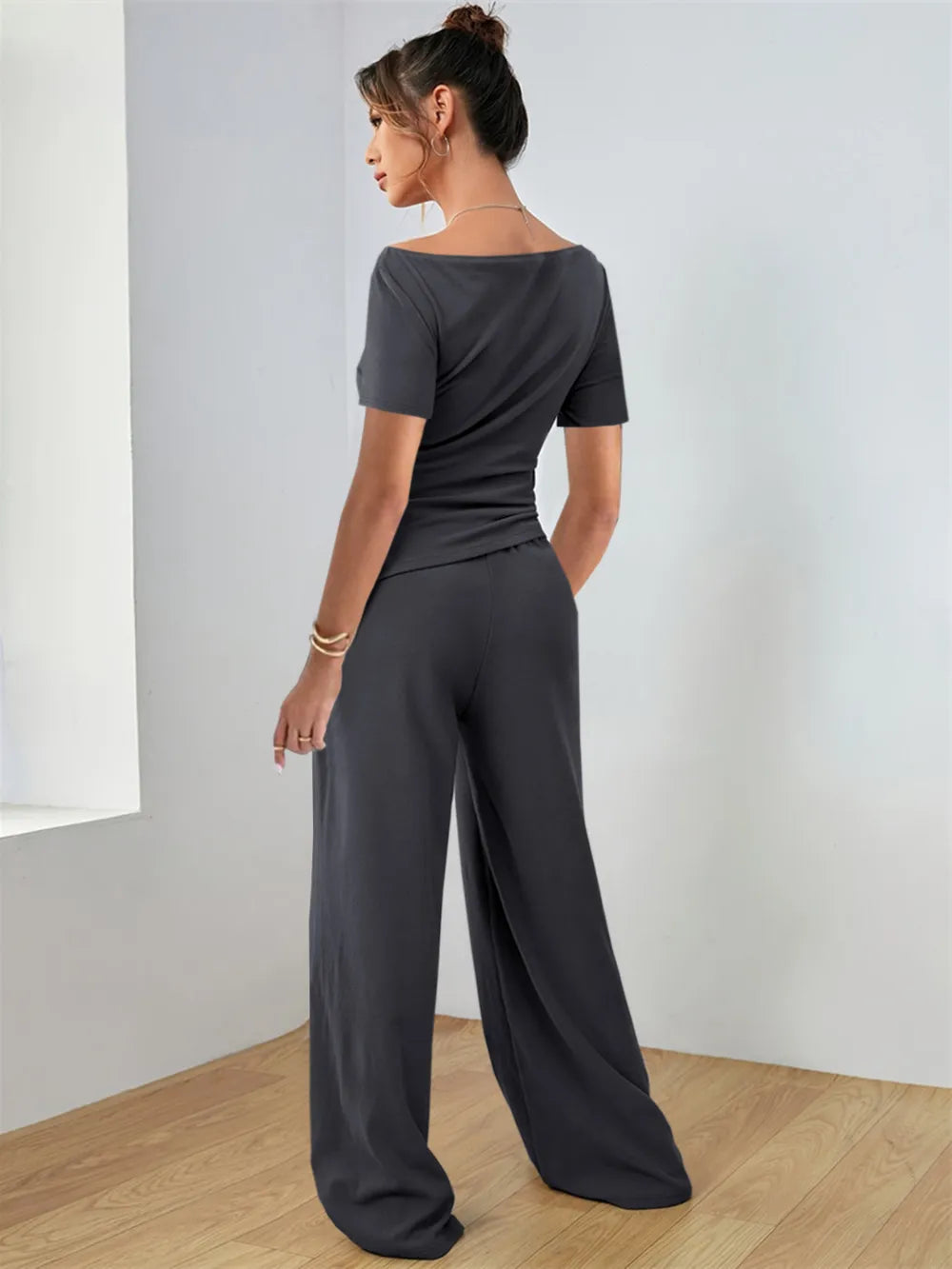 Detail of round neck short sleeve T-shirt and pants set