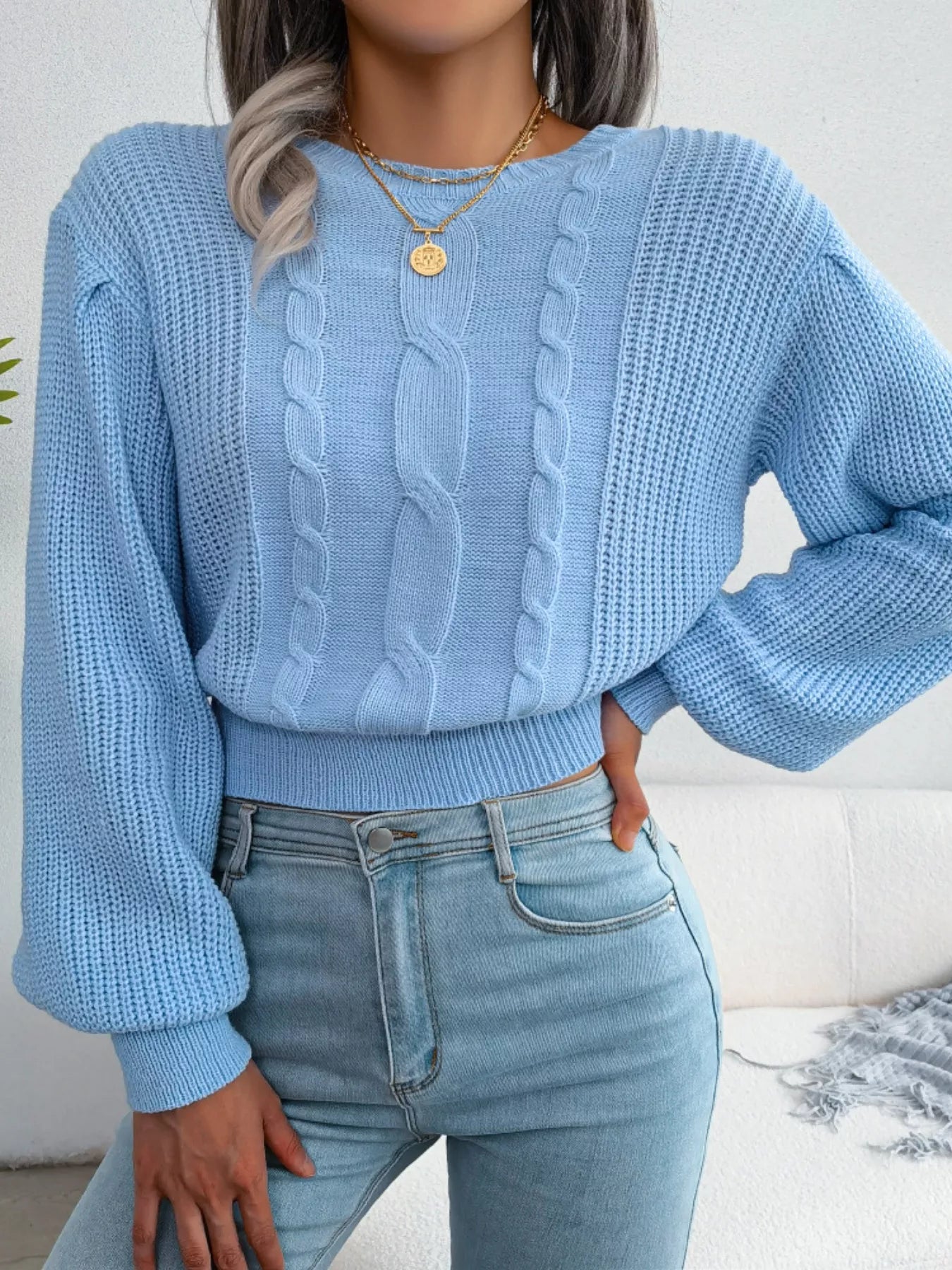 Front styling of cable knit cropped sweater