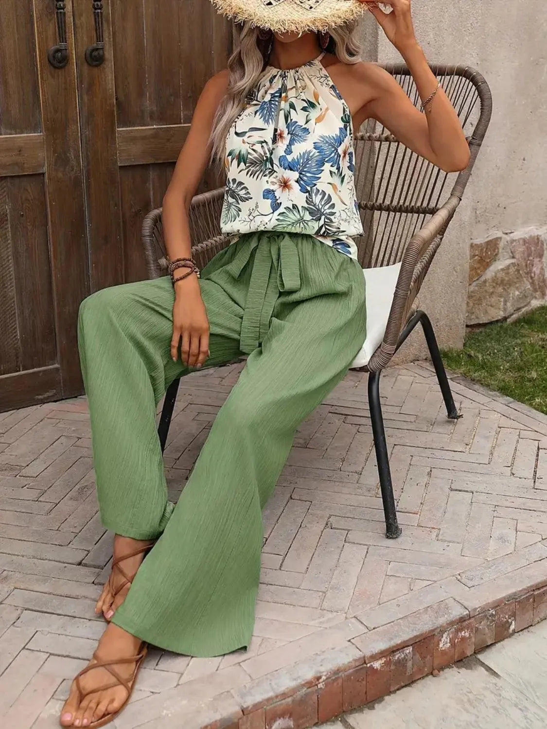 Printed vacation-ready tank top and pants set front look